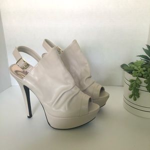 CREAM PEEP-TOE PLATFORM HEELS